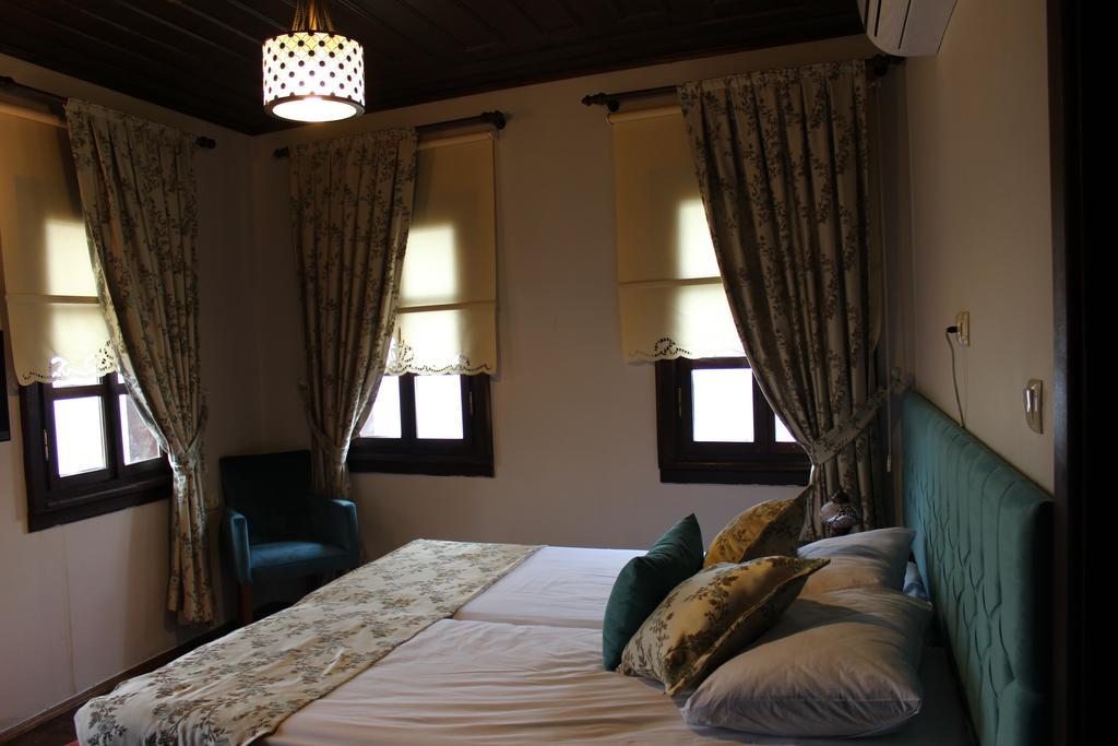 Faik Bey Konagi Bed and Breakfast Golyazi Rum bild